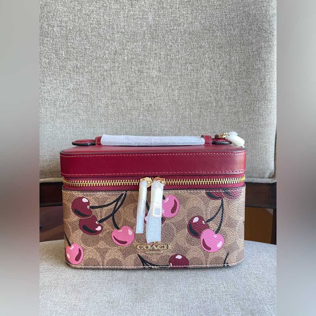 Last 2nwtcoach Cosmetic Case Crossbody Bag In Signature With Cherrycz025